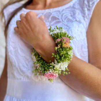 květinový náramek pro nevěstu