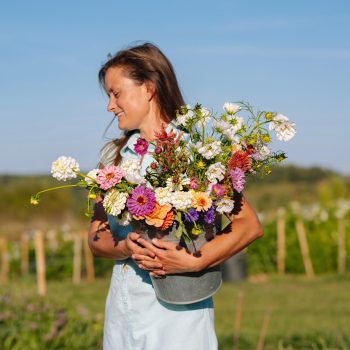 náruč květin z pole na svatbu kytky od potoka
