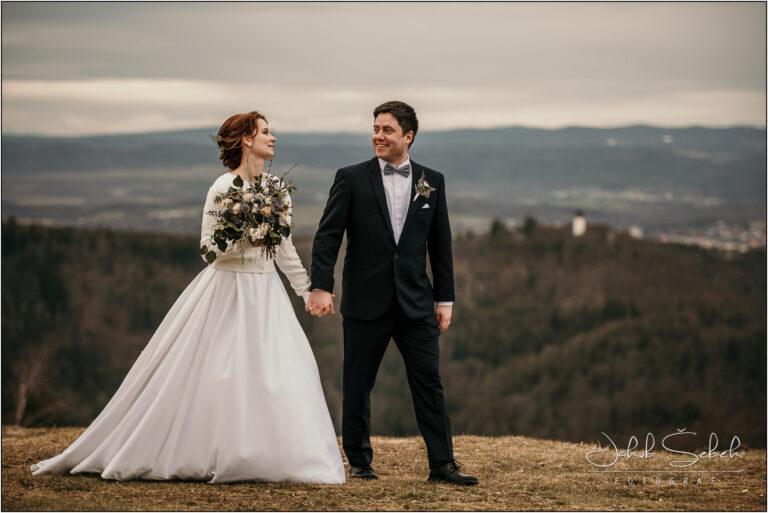 Modro bílá zimní svatební kytice