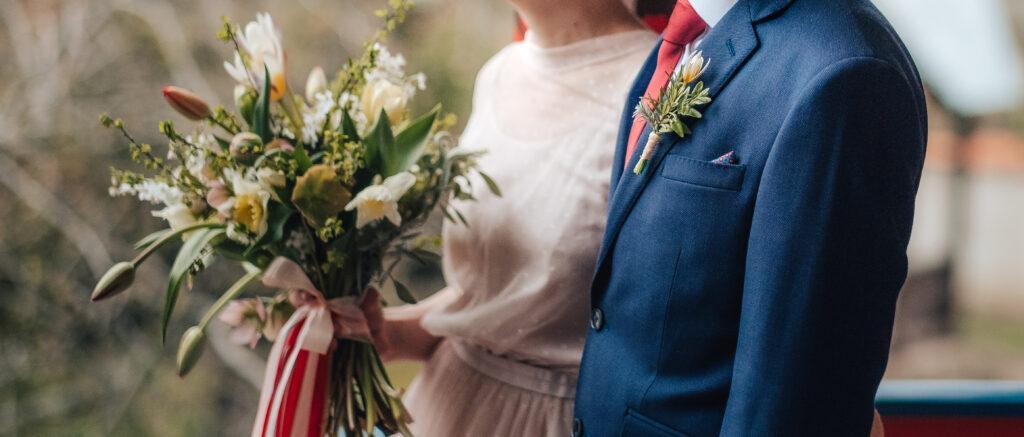 Dubnová svatba s narcisy, tulipány a čemeřicí