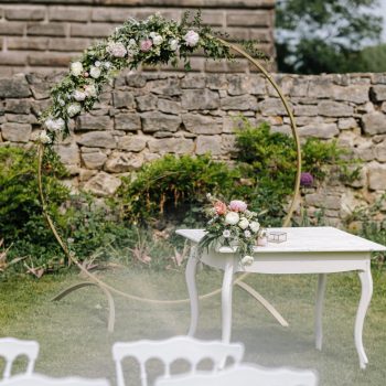 Ozdobená slavobrána Kytky od potoka